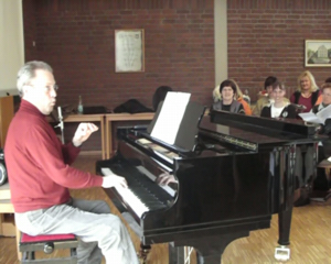 Hermannjosef Roosen bei einem Chor-Coaching im Sauerland